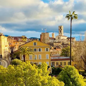 Gasthuis Un Palmier A Sa Fenetre, Grasse